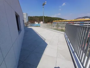 학교 사무실 건물